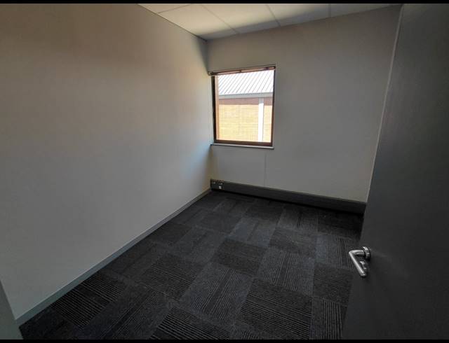 2,038M² OFFICE TO LET IN VORNA VALLEY